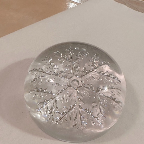 Avon Vintage Glass SNOWFLAKE Paperweight - Picture 1 of 6